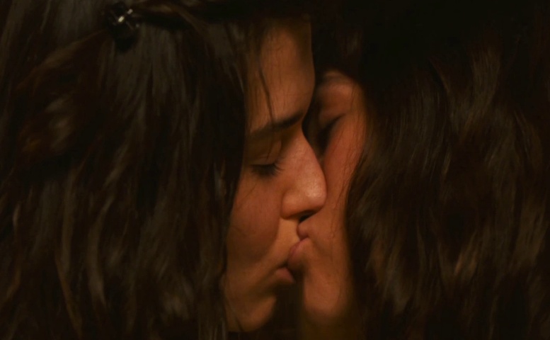Ruby Cruz, Zoey Deutch Lesbian Scene in The Threesome