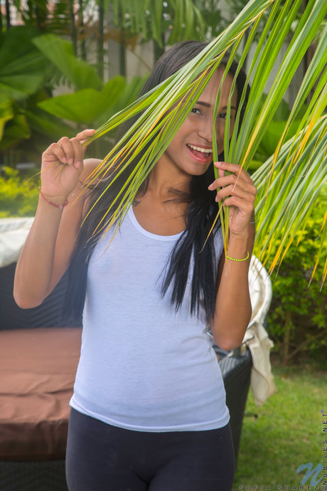 Skinny Latina with tattoos Sofia Suarez stretches her brown pussy outdoors (21 photos)