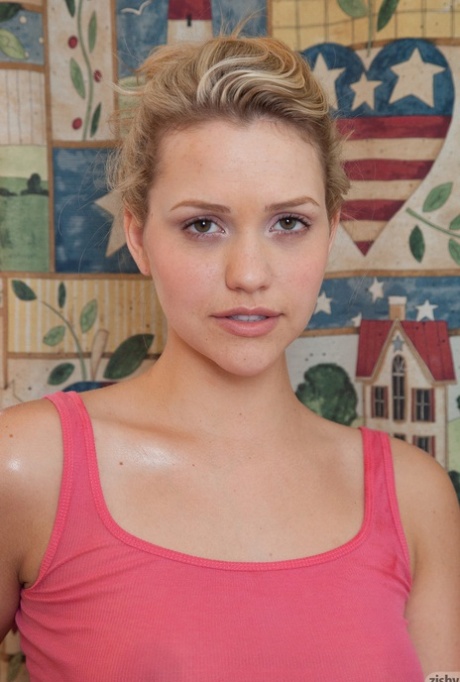 Beauty Mia Malkova shows how flexible she is & teases with her bubble butt (11 photos)