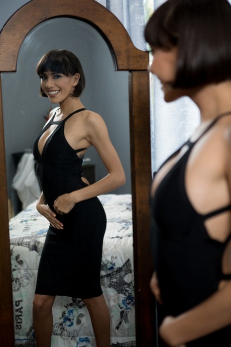 Sweet teen Janice Griffith exposes her slim figure and gets nailed on a couch (20 photos)