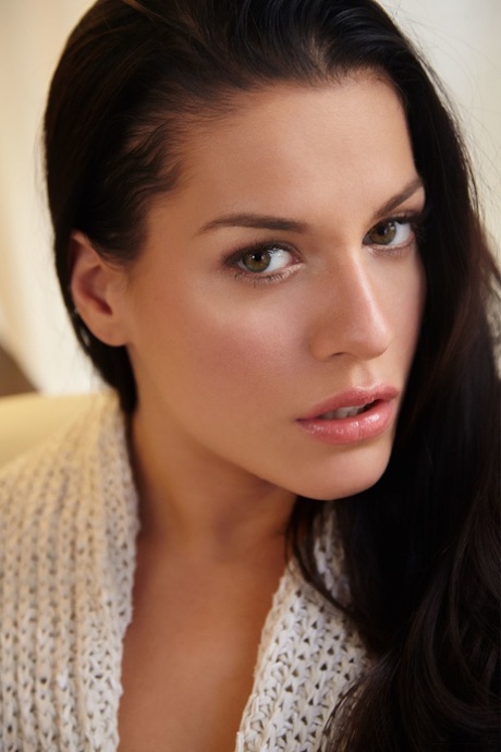 Sex Art starring Eveline Dellai Porn Images (21 photos)
