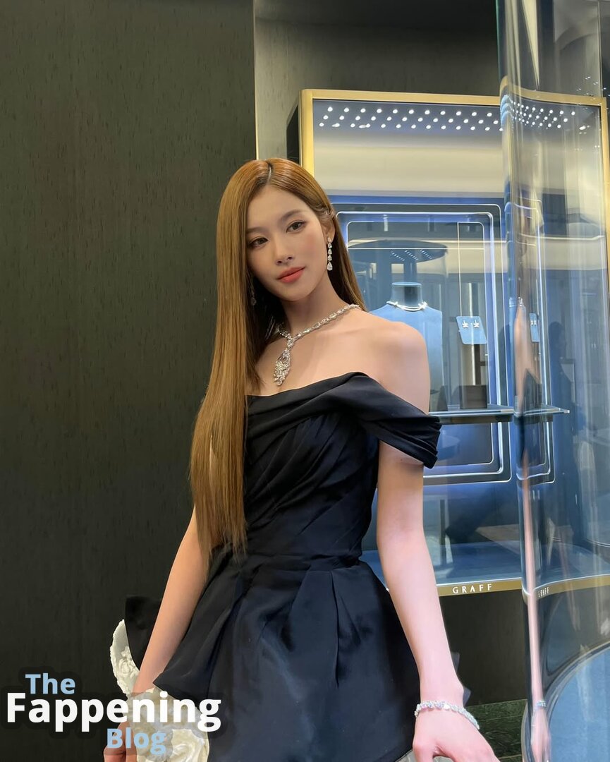 Minatozaki Sana (TWICE) / m.by__sana Nude Leaks OnlyFans Photo 5