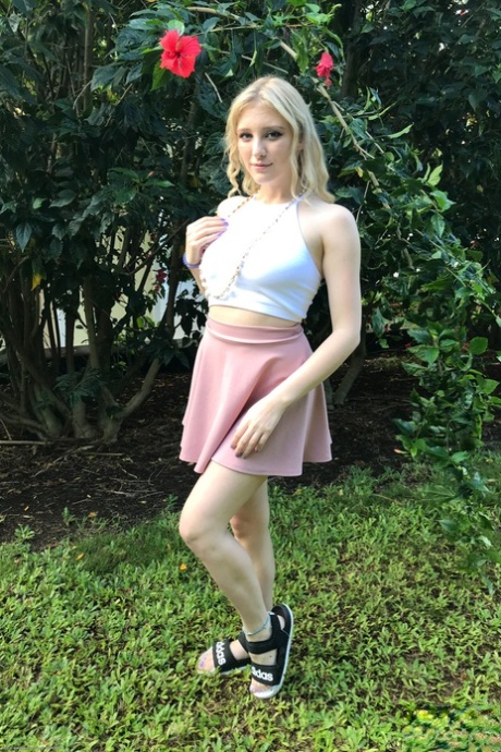 Blonde American Melody Marks displays her big tits and pink cunt in public (21 photos)