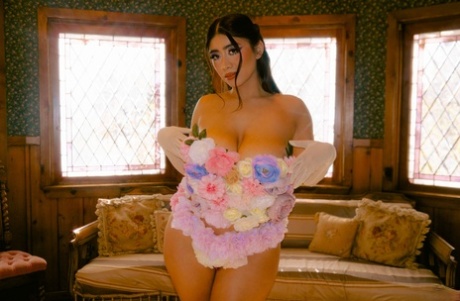 Curvy babe Violet Myers strips and shows off her monster tits and booty (20 photos)