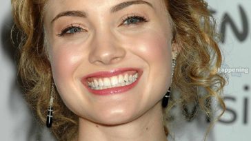 Skyler Samuels (14 Photos)