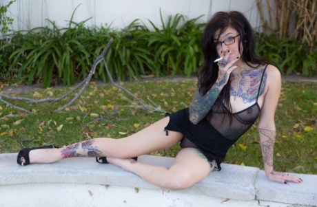 Beautiful emo girl Kelsi Lynn gets reamed doggystyle & jizzed on leather sofa (17 photos)