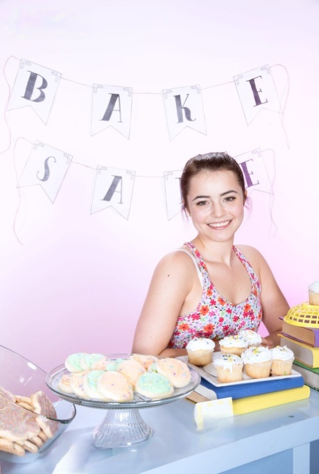 Cute teen girl Kylie Quinn decides on making a career out of modeling naked (16 photos)