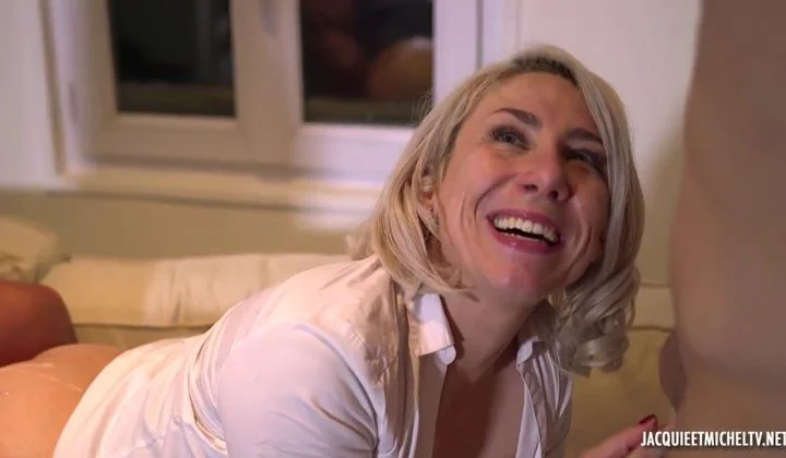 French Mature Julie Holly In A Mmf Threesome With Double Pe...