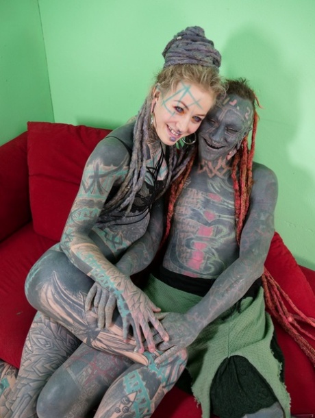 Tattooed German model Anuskatzz shows her big booty and masturbates (20 photos)