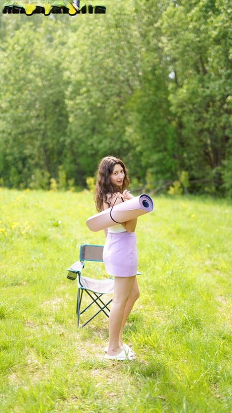 Brunette teen Lola Bredly unveils her full breasts while going nude in a field (16 photos)