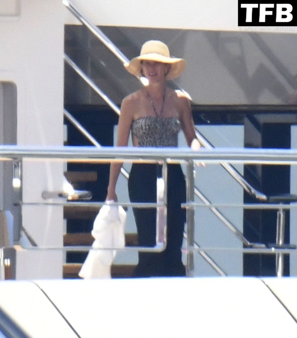 Gisele Bundchen & Tom Brady Enjoy Their Summer Holidays on a Luxury Yacht in Italy (35 Photos) - OnlyFans Leaked Nudes