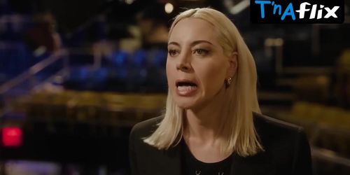 Aubrey Plaza Lesbian Scene  in Saturday Night Live (Chloe Fineman)