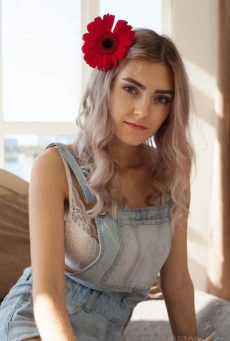 Young blonde Eva Elfie shows off her great body with a flower in her hair (18 photos)