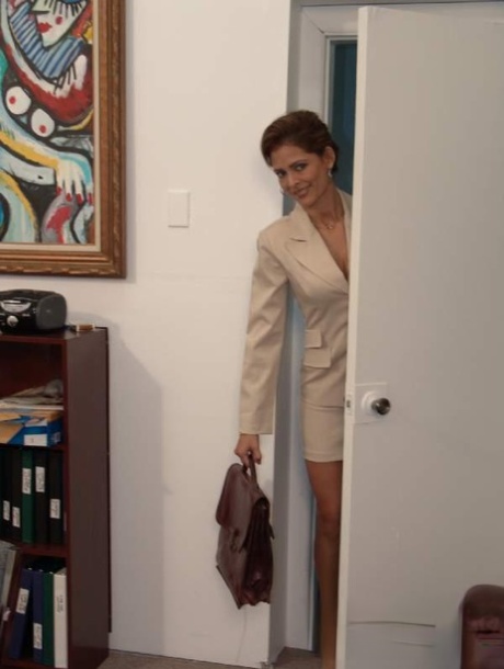 Colombian office lady Monique Fuentes fucks & receives a facial at work (20 photos)