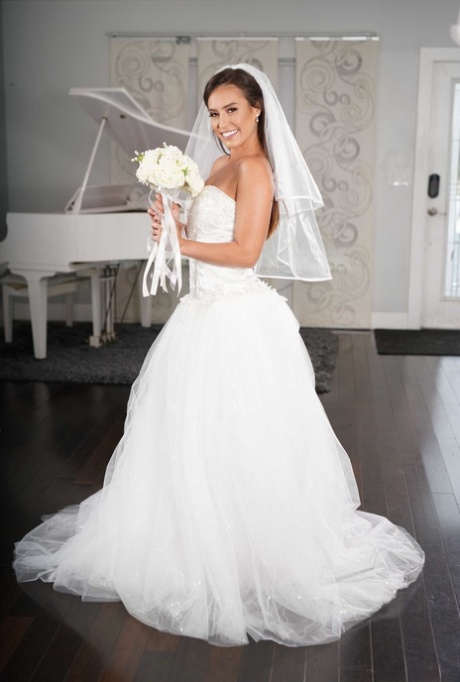 Beautiful bride Kelsi Monroe doffs her wedding dress to show her slender body (20 photos)
