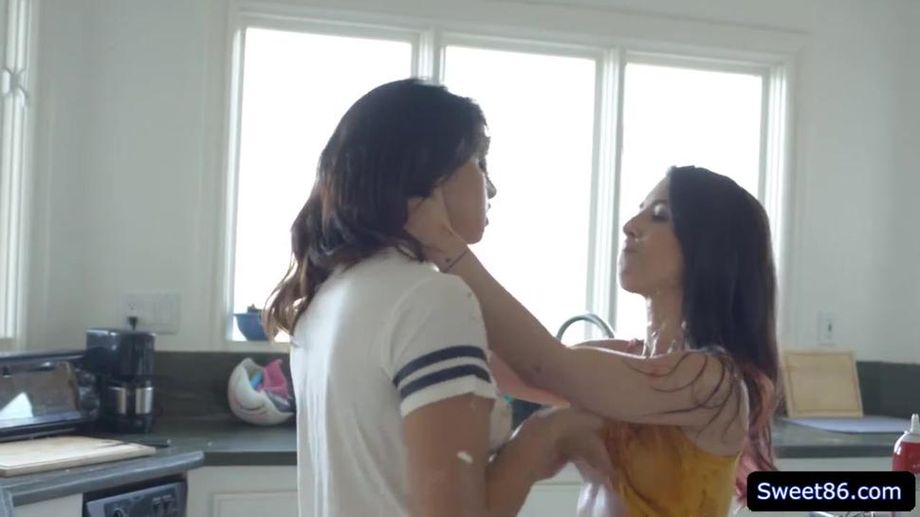 Horny stepsisters Serena an Leda playing teen pussies (Leda Lotharia, Serena Blair)
