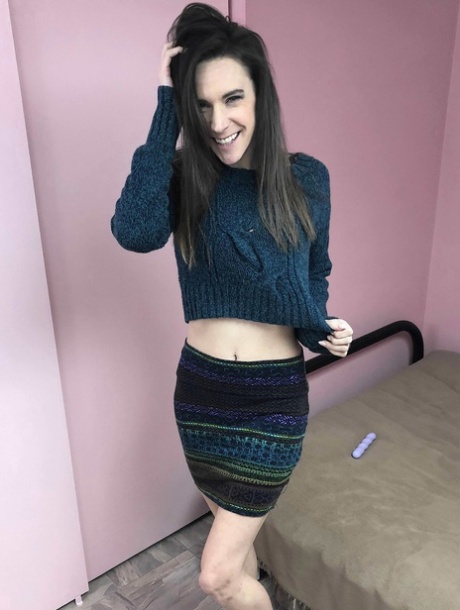 Raven-haired MILF Alora Jaymes shoves a purple toy into her meaty pussy (20 photos)
