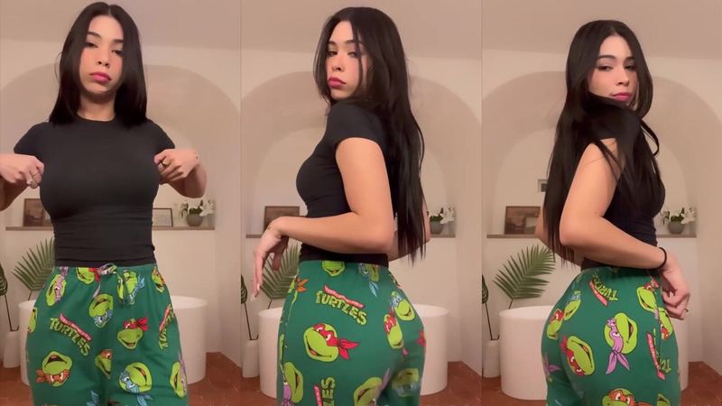 Aishah Sofey Takes Off Her Pajamas And Shows Off Her Body