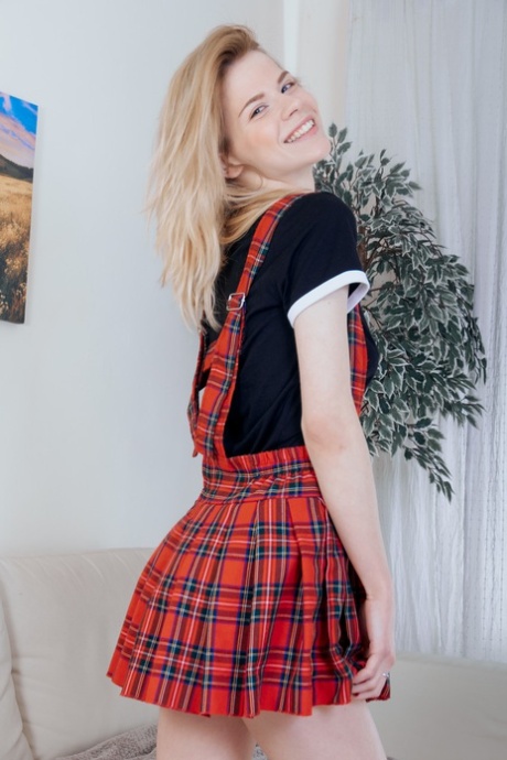 Hot Russian teen Crystal Maiden getting her booty ravished on the sofa (21 photos)