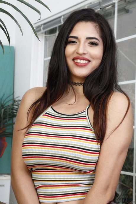 Curvy babe Gabriela Lopez shows off her big ass & spreads her shaved pussy (21 photos)