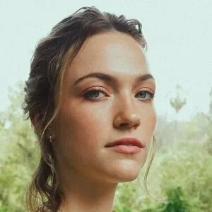 Violett Beane